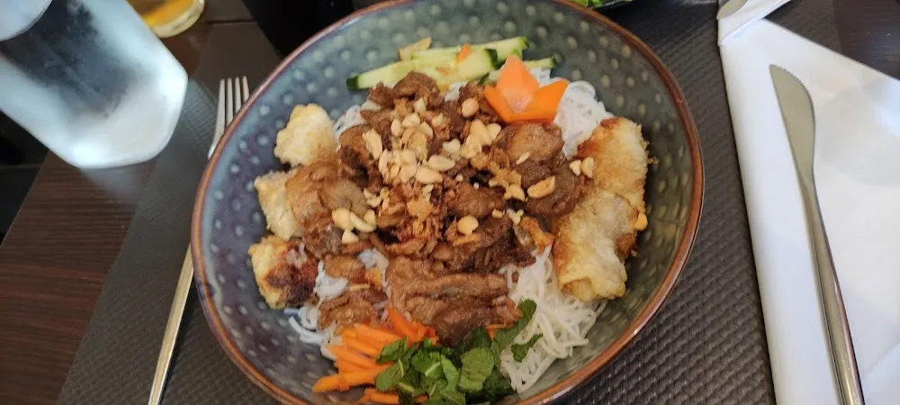 Vermicelles Au Porc Grillé Nems